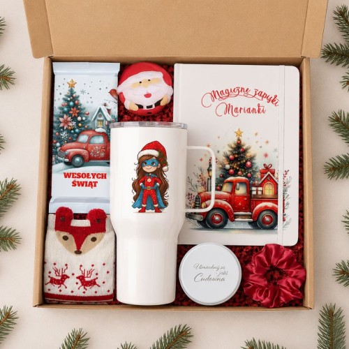 Świąteczny BOX prezentowy dla nastolatki z personalizowanym notesem, kubkiem termicznym, czekoladą, lusterkiem, skarpetkami i dodatkami.