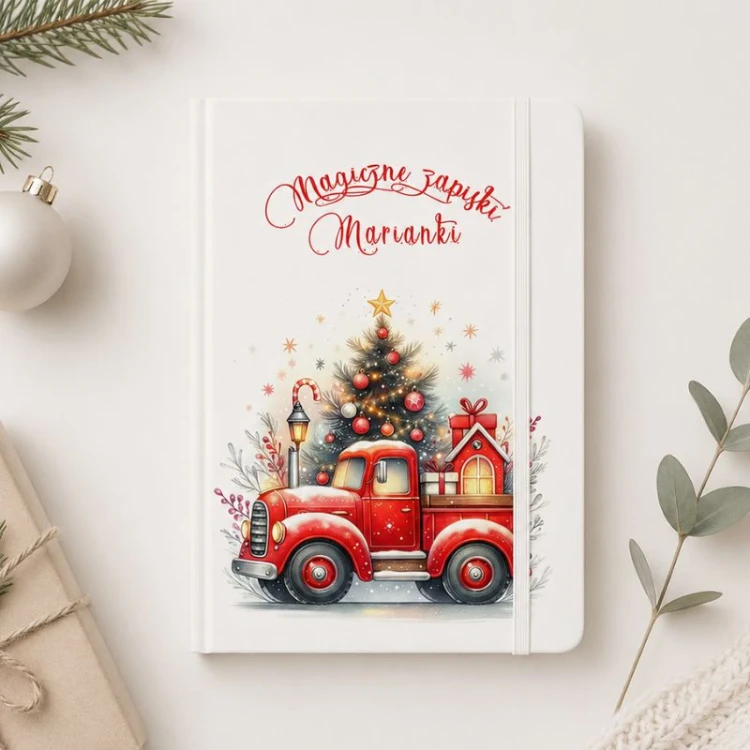 Personalizowany notes z imieniem oraz grafiką czerwonej świątecznej ciężarówki z choinką.