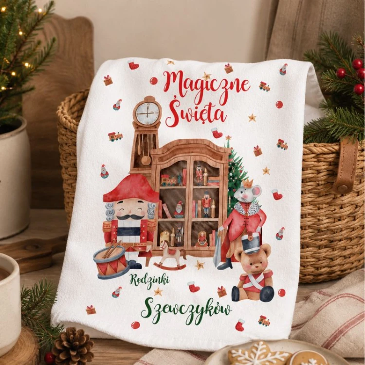 Personalizowany ręcznik kuchenny z bożonarodzeniowym motywem zabawek i nazwą rodziny.