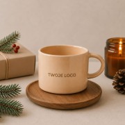 Beżowa filiżanka ceramiczna z nadrukowanym logo firmy jako elegancki gadżet reklamowy.