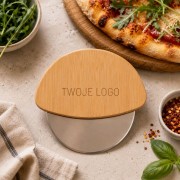 Nóż do krojenia pizzy z logo firmy na tle włoskiej pizzy