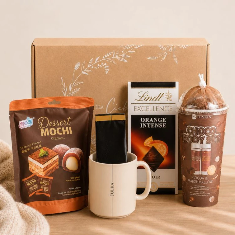Brązowy zestaw prezentowy dla niej z personalizowanym kubkiem, kawą, czekoladą Lindt, mochi i kosmetykami to elegancki prezent na Święta.