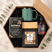 Elegancki zestaw prezentowy dla mężczyzny z personalizowanym kubkiem i powerbankiem to wyjątkowy prezent na Święta.