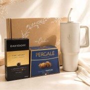 Luksusowy zestaw prezentowy z personalizowanym kubkiem termicznym i kawą Davidoff to elegancki prezent na Święta.