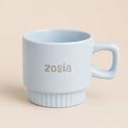 Personalizowany box prezentowy z kubkiem i herbatą liściastą to wyjątkowy upominek dla niej.