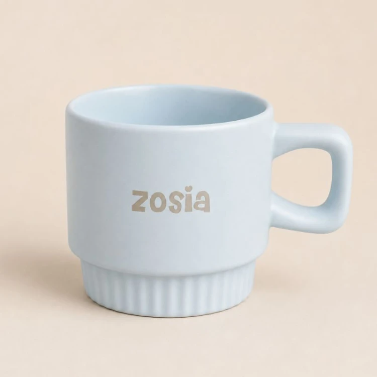 Personalizowany box prezentowy z kubkiem i herbatą liściastą to wyjątkowy upominek dla niej.